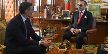 Rabat (Morocco), 21/02/2024.- Moroccan King Mohammed VI (R) receives Spanish Prime Minister Pedro Sanchez (L), at the Royal Palace in Rabat, Morocco, 21 February 2024. Sanchez is on an official visit to Morocco. (Marruecos, España) EFE/EPA/JALAL MORCHIDI / POOL