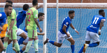 Siddiki corre junto a sus compañeros para celebrar el gol conseguido tras rematar de cabeza un centro servido, a balón parado, por Víctor Morillo, y que a la postre le daría los tres puntos en litigio a la escuadra azulina.