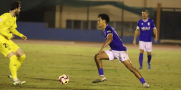 Álex Masogo en acción, durante el encuentro disputado en la jornada décimo tercera frente a la UD Ibiza Eivissa y que finalizó con un resultado adverso de 0-3.