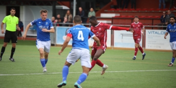 Dos jugadores del Atlético Melilla intentan evitar un disparo de Fatty.