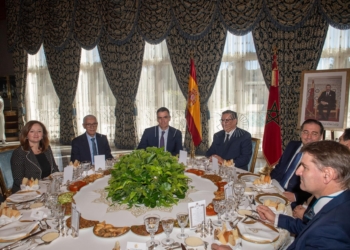Rabat (Morocco), 21/02/2024.- Moroccan Prime Minister Aziz Akhannouch (C-R) receives Spanish Prime Minister Pedro Sanchez (C-L) and accompanying delegation for a luncheon at the Guest Palace in Rabat, Morocco, 21 February 2024. Sanchez is on an official visit to Morocco. (Marruecos, España) EFE/EPA/JALAL MORCHIDI / POOL