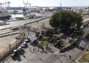 GRAFAND8566. MÁLAGA, 06/02/2024.-Tractores y camiones de los agricultores y ganaderos malagueños bloquean los accesos al Puerto de Málaga para protestar por la crisis del campo, este martes. Las protestas de agricultores, muchas de ellas de productores independientes convocados por las redes sociales, están afectando desde primera horas de este martes a numerosas carreteras de la vía principal y secundaria del país con cortes totales o parciales debido a la presencia de tractores. EFE/Daniel Pérez