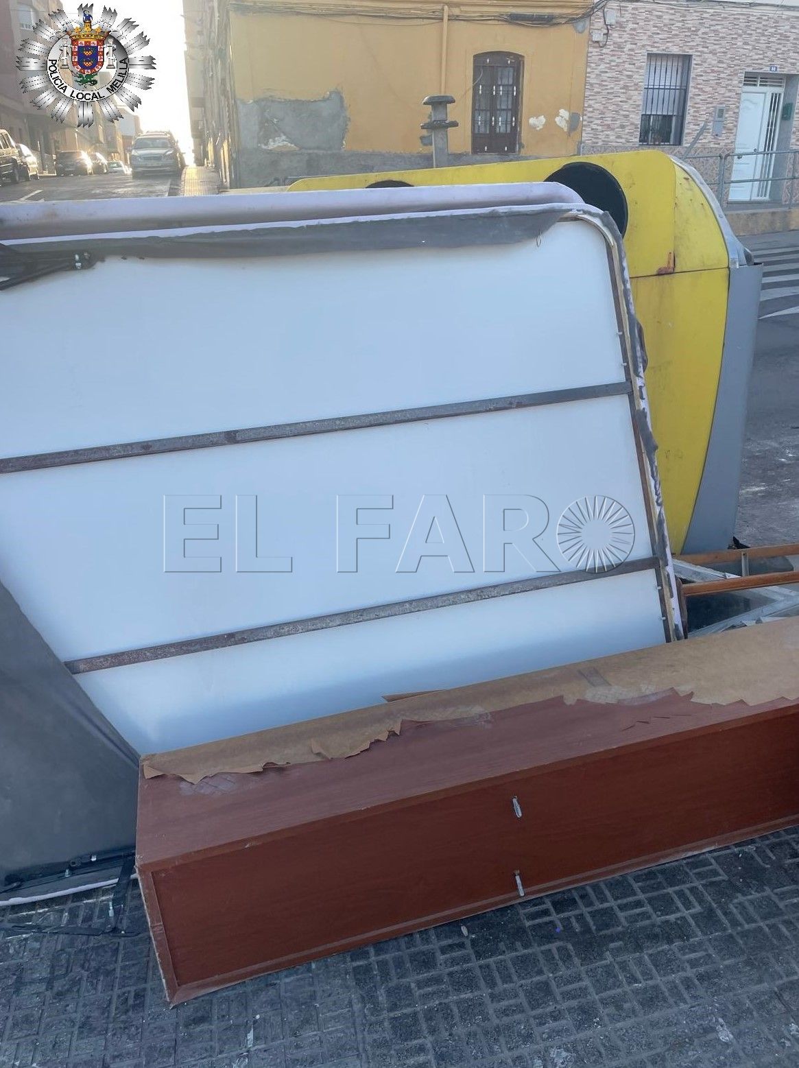 Varias personas denunciadas por verter enseres en la calle