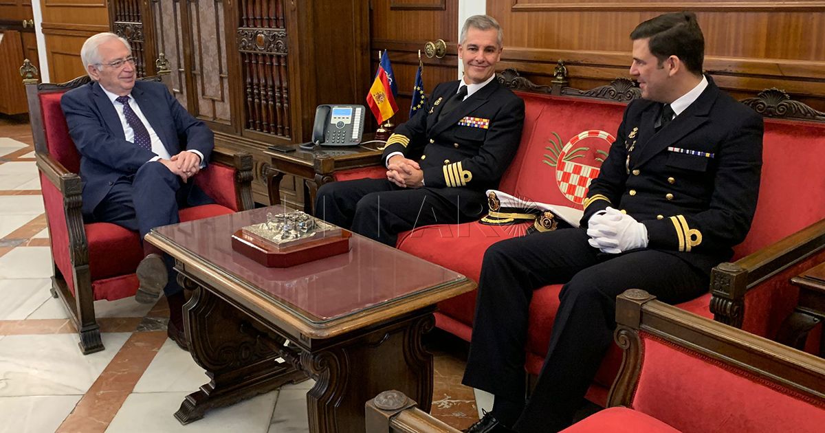 Imbroda se reune con el comandante naval de Melilla y el comandante del patrullero 'Isla Pinto'