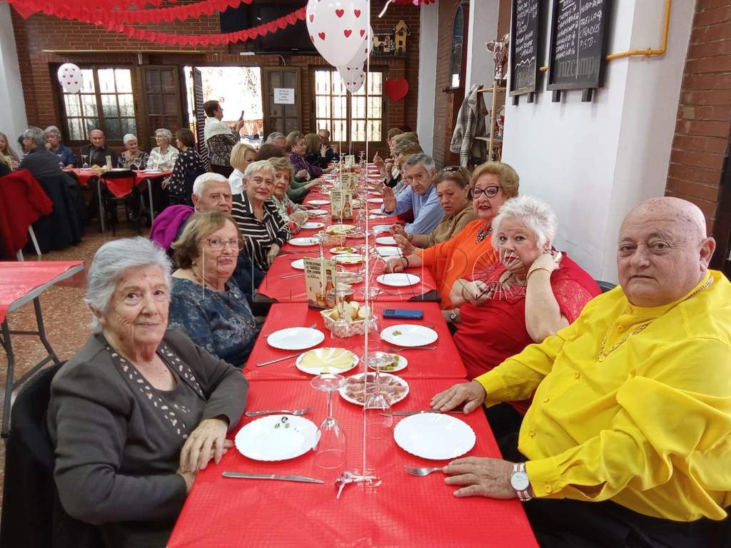 Almuerzo en la Asociación de Vecinos "Tesorillo" para celebrar San Valentín