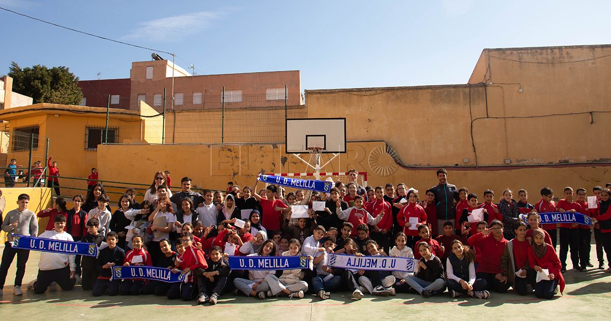 La UD Melilla reparte alegría a los alumnos del CEIP León Solá