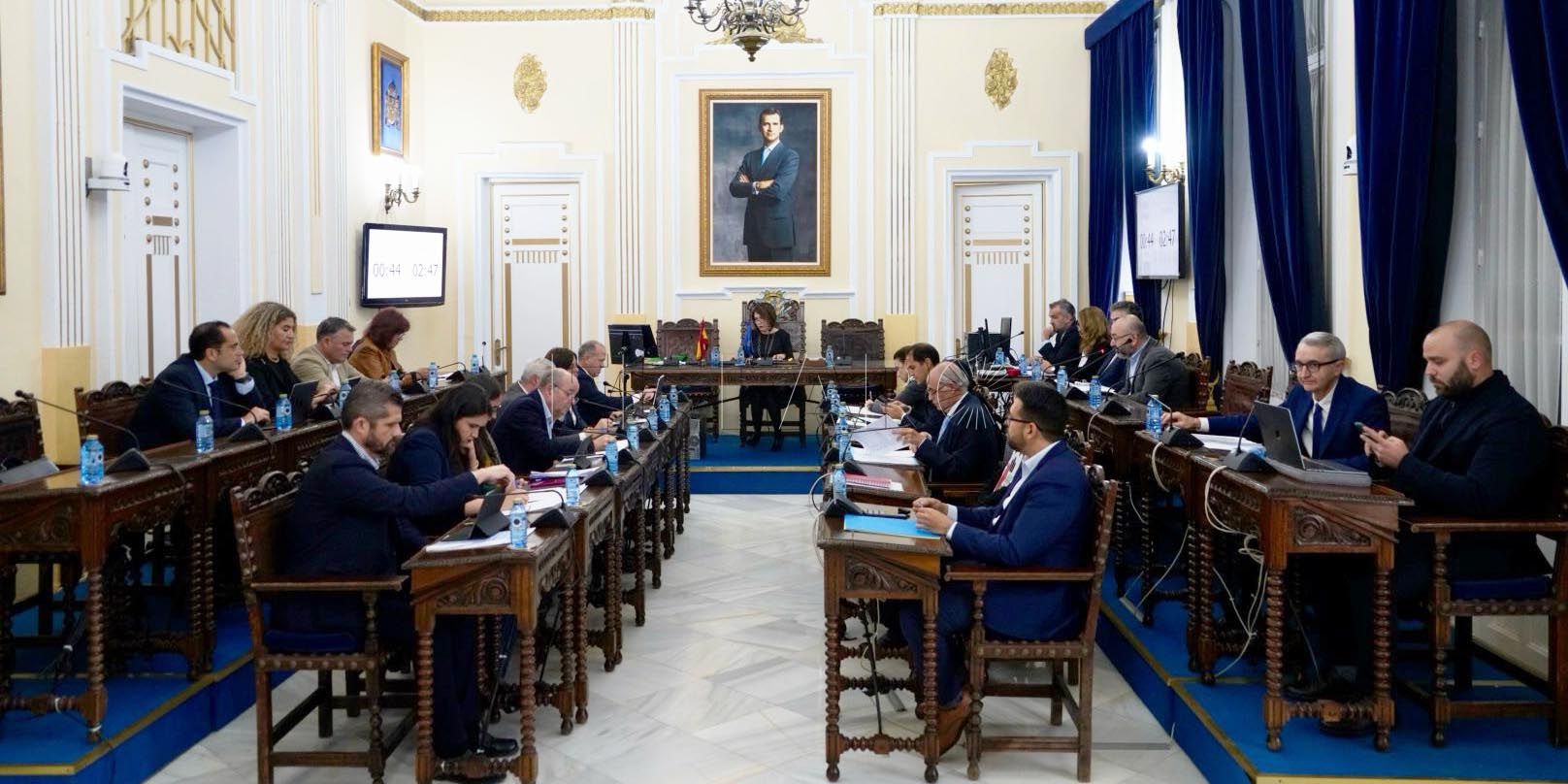 La ausencia del consejero de Medio Ambiente, por fuerza mayor, marca el pleno de control