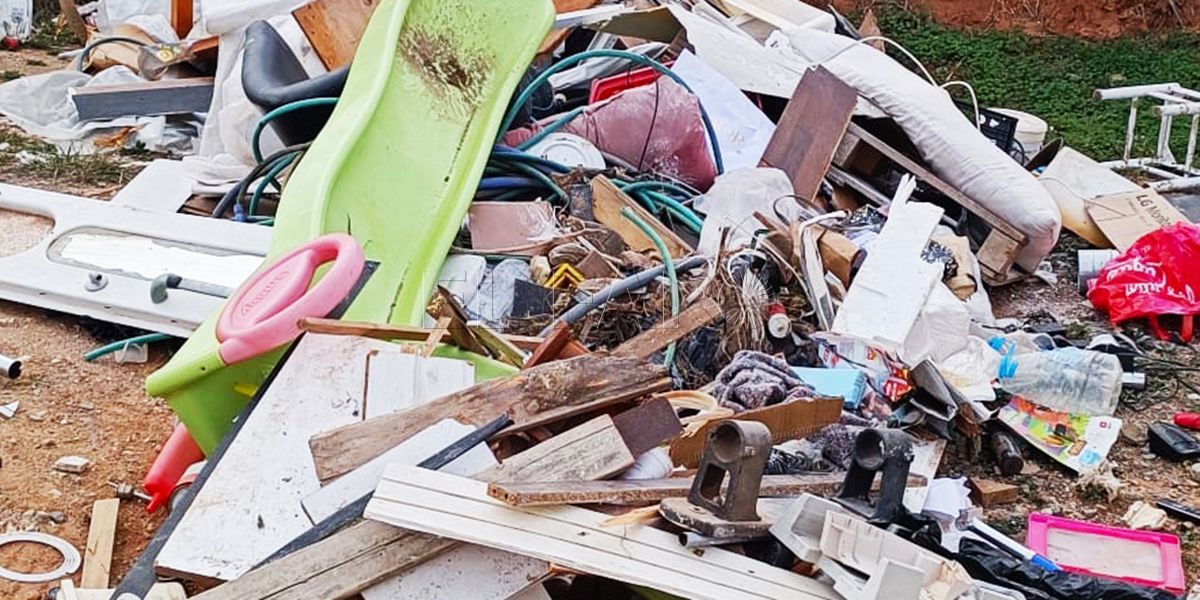 La consejería de Medio Ambiente abre cincuenta y siete expedientes contra el vertido de residuos