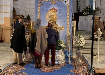 Emoción y devoción en el besamanos a Nuestra Señora de la Victoria