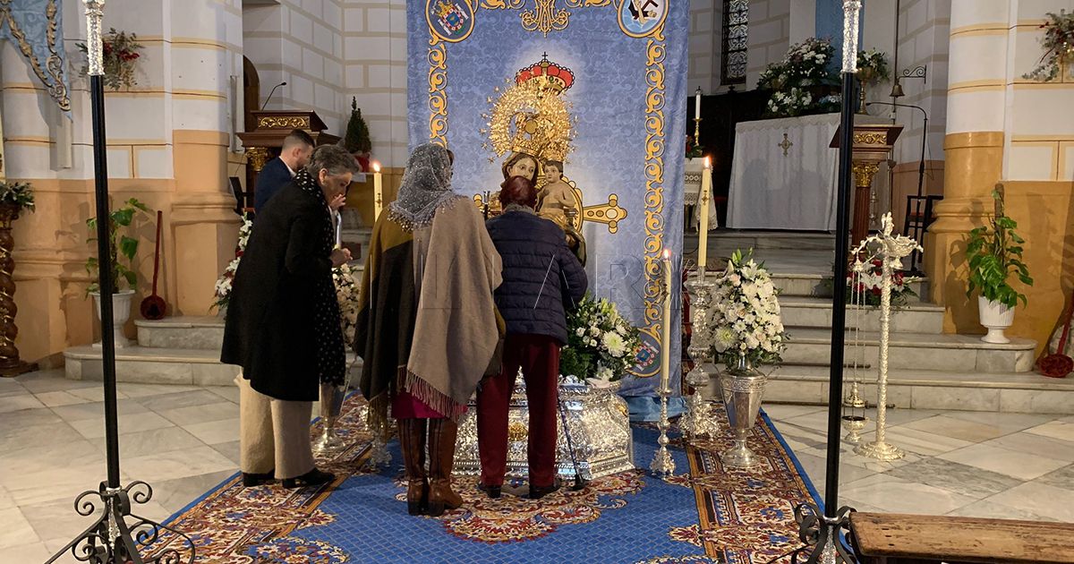 Emoción y devoción en el besamanos a Nuestra Señora de la Victoria