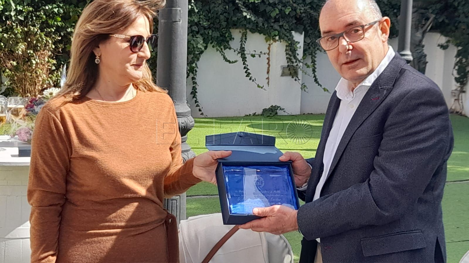 El doctor Remartínez Escobar, ganador del premio Doctoralia Awards 2023