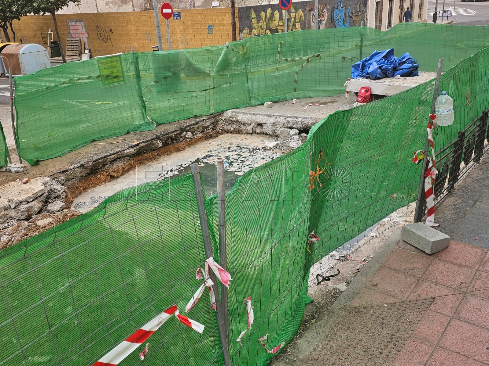 La red de agua pierde litros y litros por una avería en el Rastro, denuncia CpM