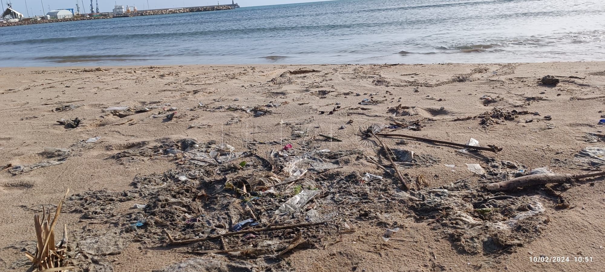 Nuevo vertido de aguas fecales en la desembocadura del río de Oro
