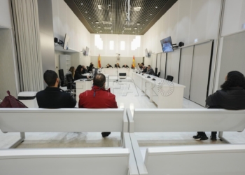 MADRID, 22/01/2024.- Mohamed El Gharbi, Karim Abdeselam Mohamed y Abdelah Abdeselam Ahmed se sientan en el banquillo de los acusados durante su juicio este lunes en la Audiencia Nacional de Madrid y para quienes la Fiscalía pide hasta 12 años de prisión por un delito de constitución de grupo terrorista, aunque plantea de manera subsidiaria una condena de 8 años por colaboración con organización terrorista o captación y adoctrinamiento terrorista. EFE/ Borja Sánchez Trillo / POOL