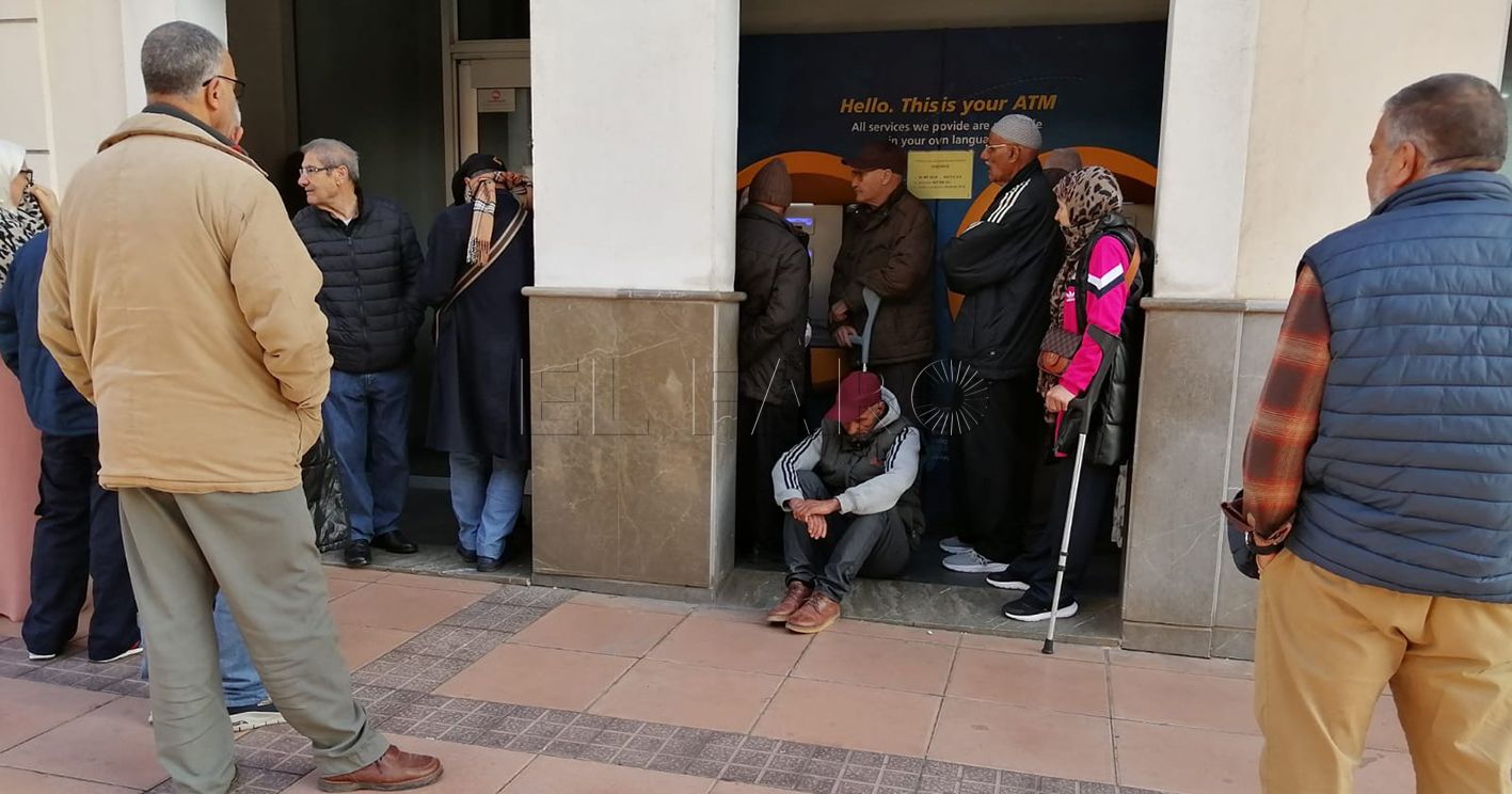 Desconcierto entre los ciudadanos ante el cierre de los bancos dos horas este lunes