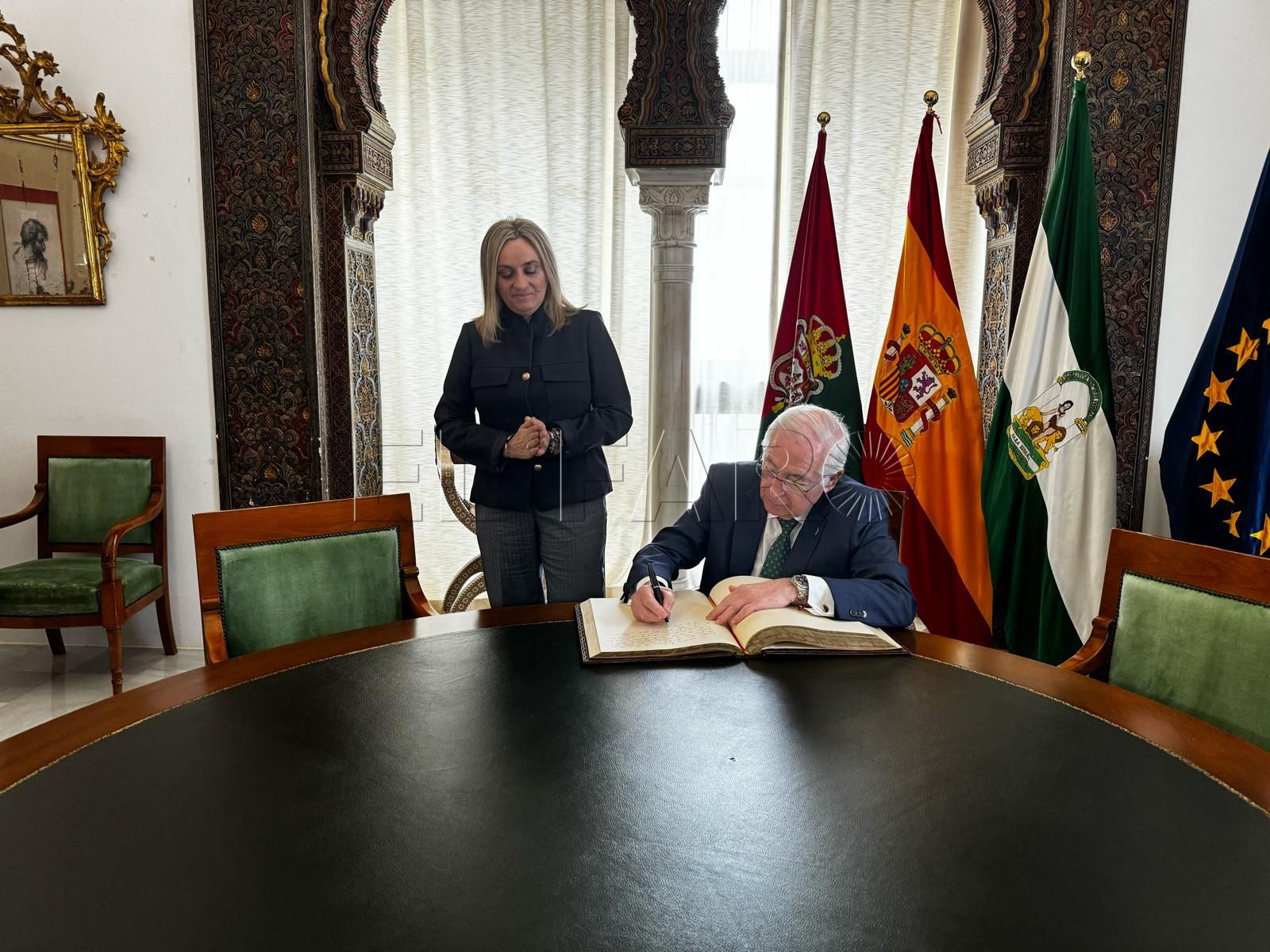 Imbroda expresa a la alcaldesa de Granada su interés por establecer sinergias
