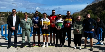 Imagen de los ciclistas que se alzaron con los primeros puestos en las diferentes categorías, junto al consejero de Deportes.