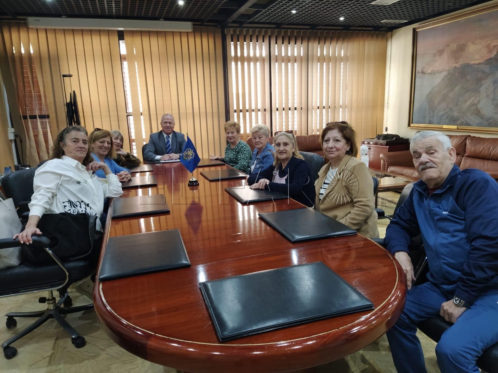 El Gobierno se compromete a dotar de ascensores a los vecinos de Peñón de Vélez