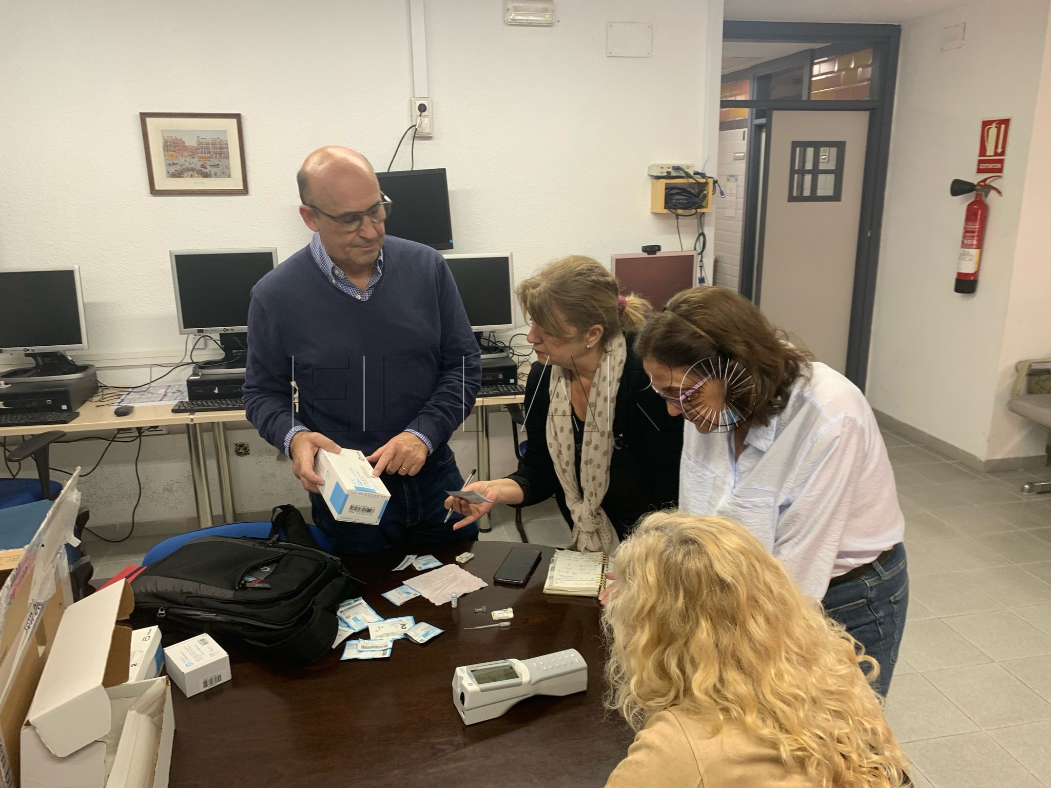 Profesionales del SUAP se forman en el uso de un innovador analizador de sangre portátil