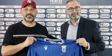 Basadre y Luisma Rincón sostienen la elástica azulina, de la misma manera que quieren que se sostenga el equipo en Primera RFEF.