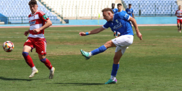 Víctor Morillo en acción, durante el partido disputado el pasado domingo en el Estadio Municipal Álvarez Claro y que terminó con victoria frente al Recreativo Granada.