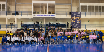 Foto de familia de mujeres influyentes en el ámbito de la mujer y la igualdad junto a la representación de los cuatro clubes femeninos más representativos de la Ciudad Autónoma de Melilla.