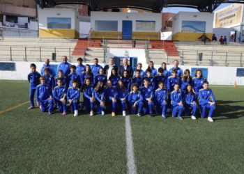 Foto de familia de los dos combinados melillenses que van a tomar parte en el Campeonato de España de Selecciones Autonómicas de Fútbol-8 Sub-12, que comienza hoy.