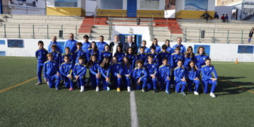 Foto de familia de los dos combinados melillenses que van a tomar parte en el Campeonato de España de Selecciones Autonómicas de Fútbol-8 Sub-12, que comienza hoy.