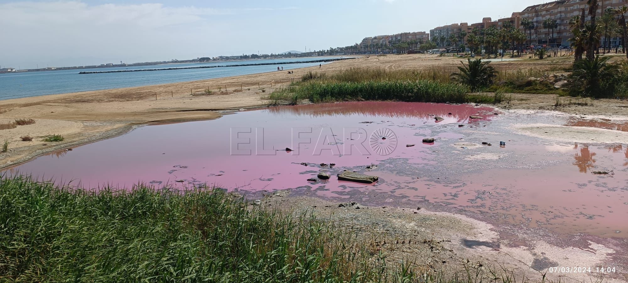 Melilla saneará la desembocadura del río al confirmar que se tiñó de rosa por una bacteria