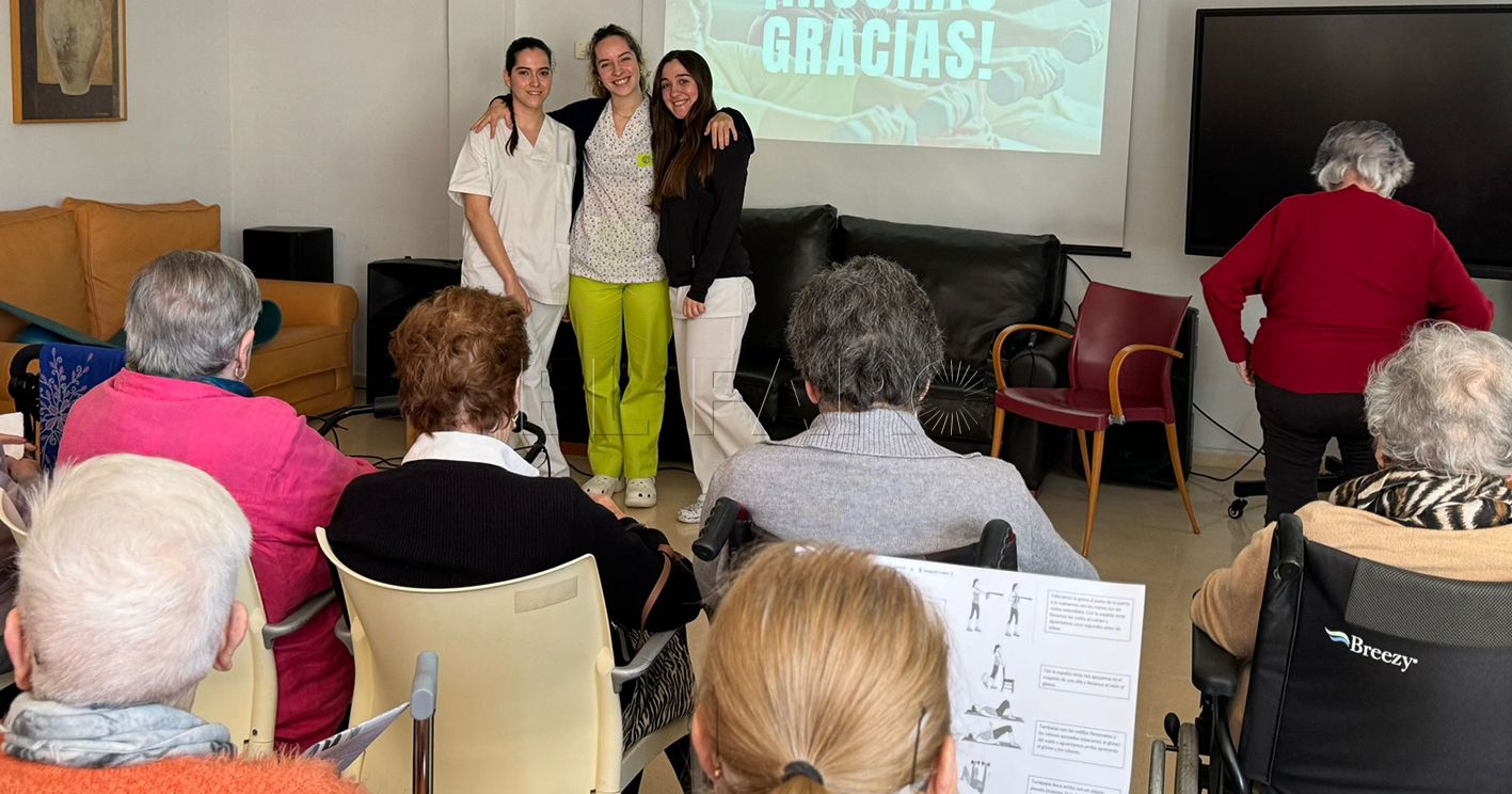 La fisioterapeuta Marta Trapero da una charla en el centro social de mayores