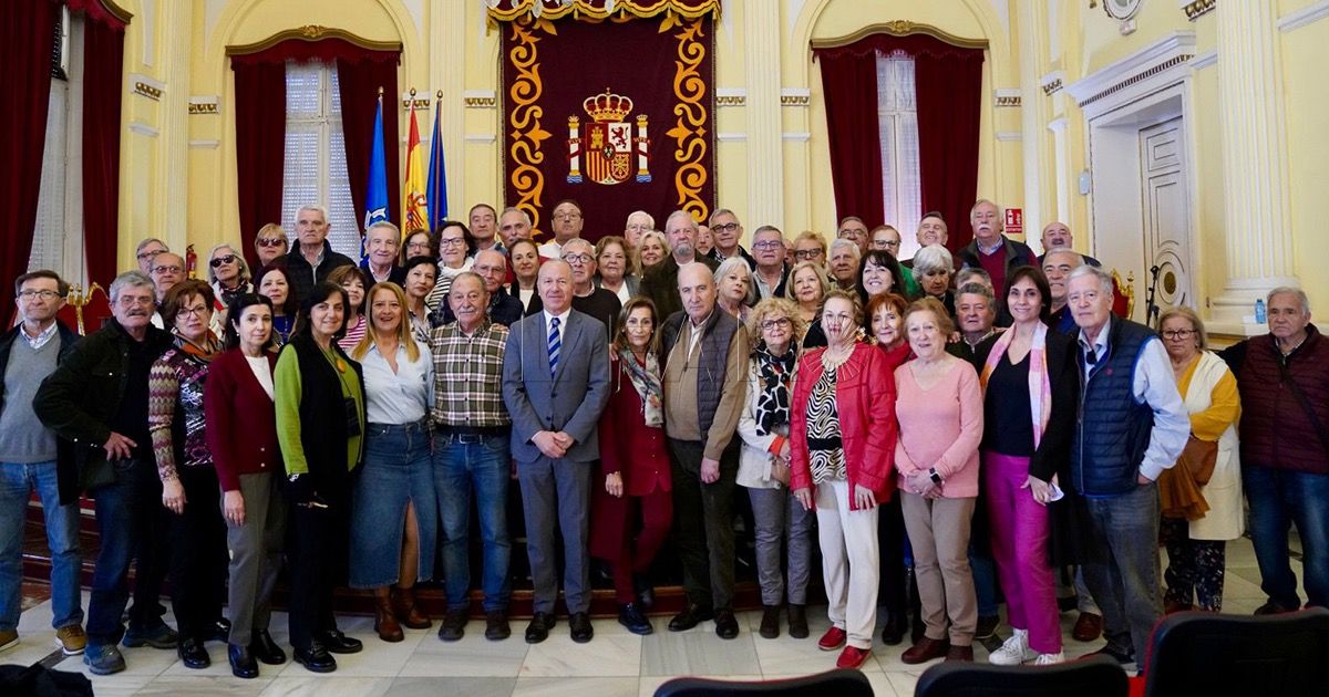 Unos 67 sargentos de la XII promoción visitan el Salón Dorado