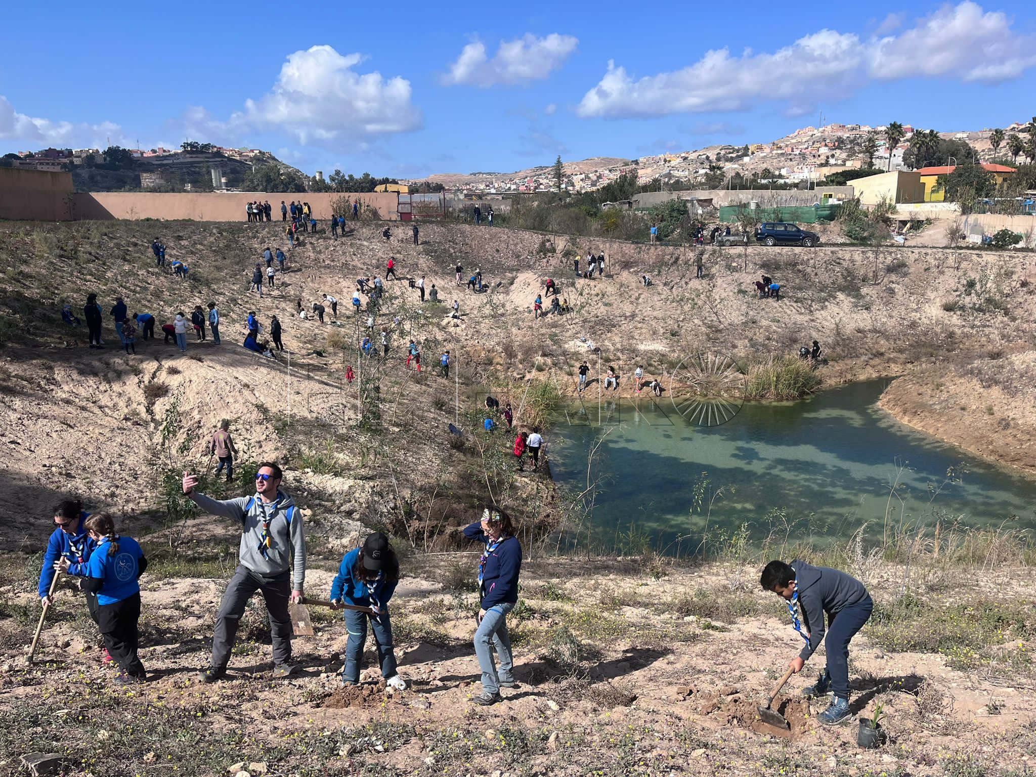 Guelaya despide su calendario de reforestación con una multitudinaria plantación en la Laguna de los Pájaros