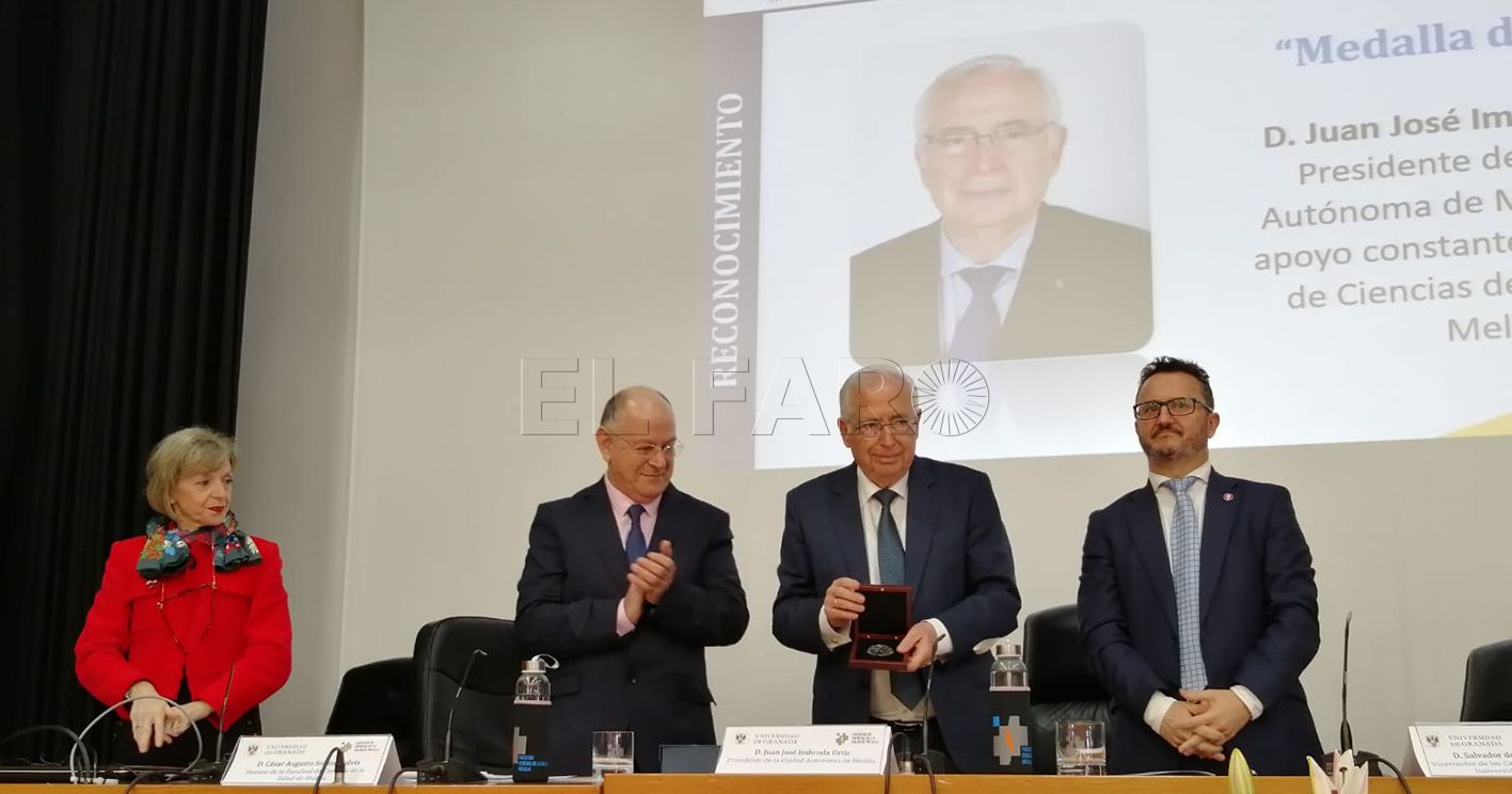 Imbroda recibe la Medalla de Plata de la Facultad de Ciencias de la Salud