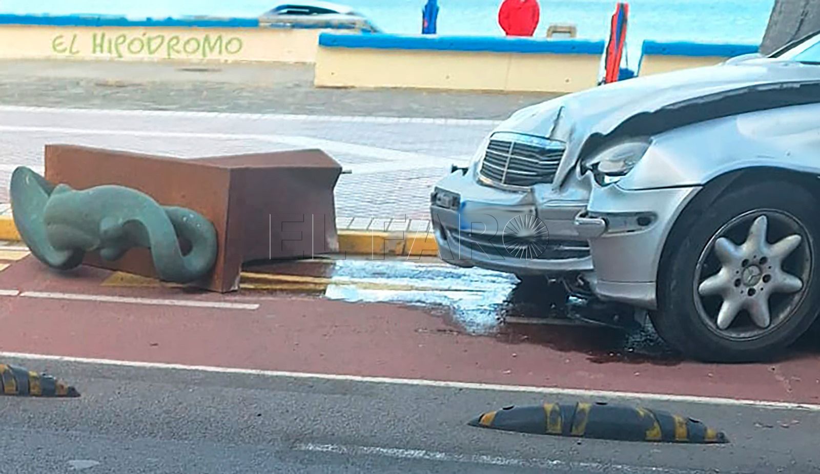 Una conductora se estrella en el paseo marítimo provocando la caída de una estatua
