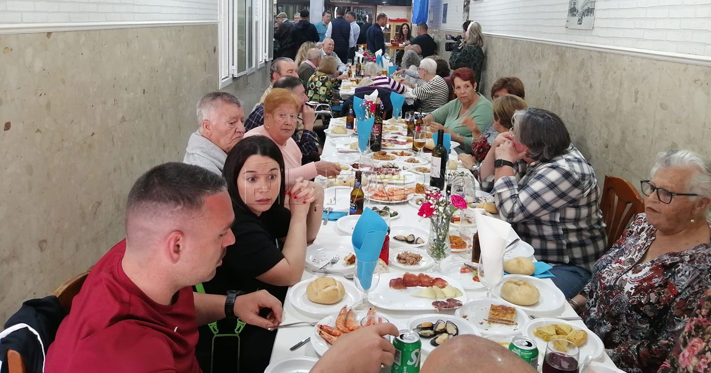 Lleno en el Centro Hijos de Melilla en la comida del Día del Padre