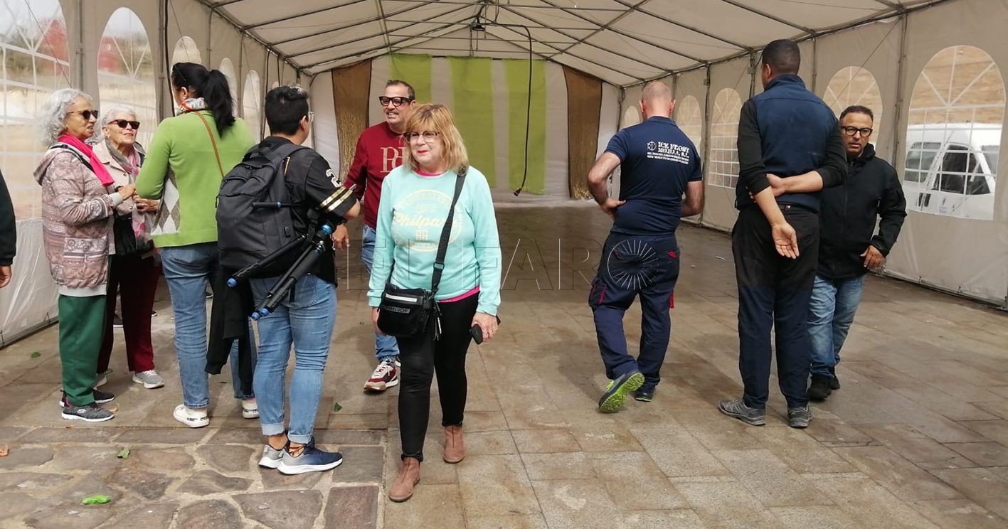 El viento obliga a retirar la carpa de talleres de repostería de Ramadán en la Plaza de las Culturas