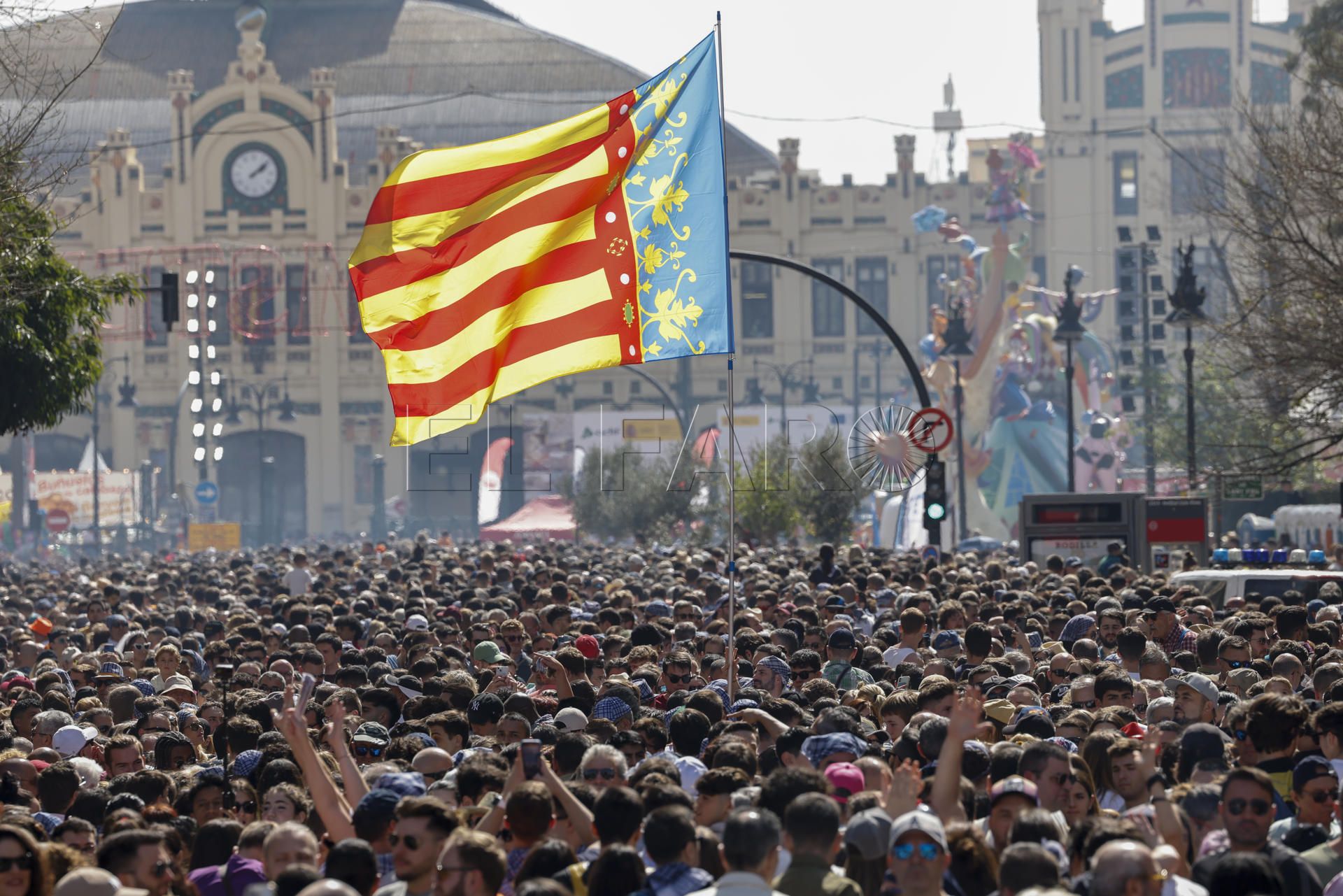 Polémica por un ninot de los inmigrantes en la valla