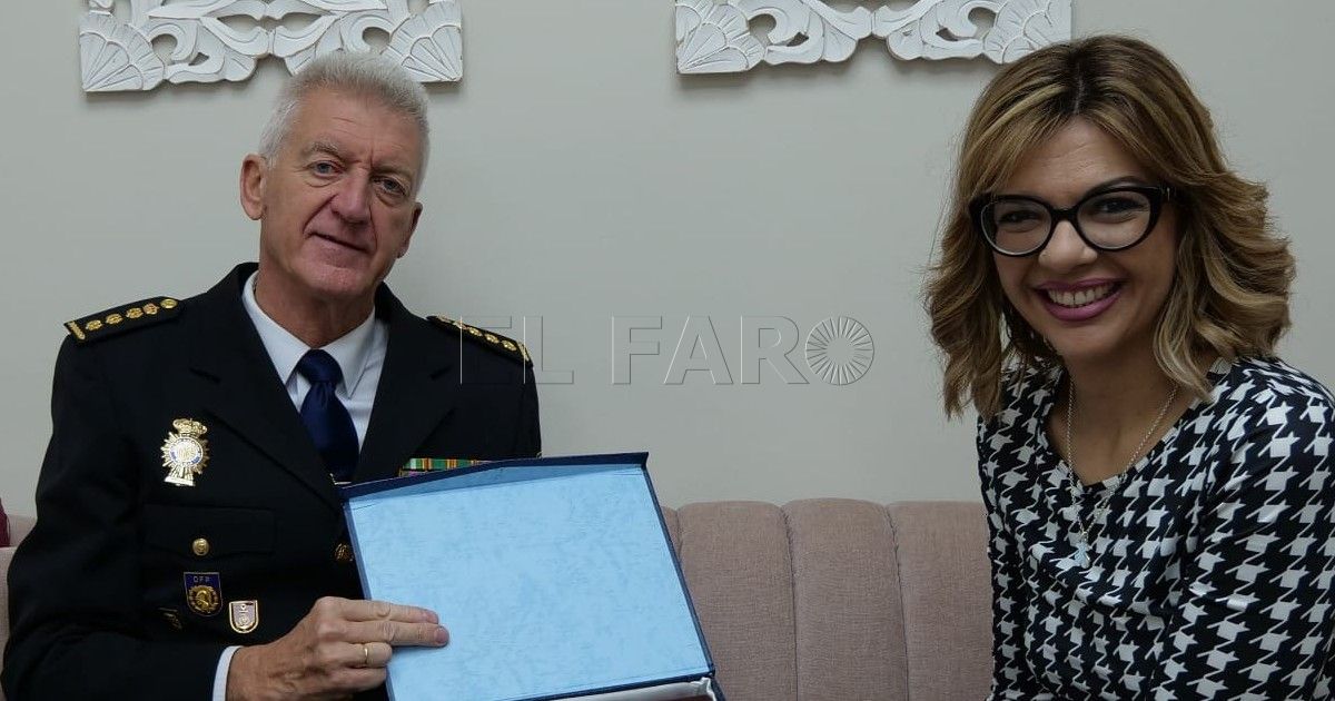 La delegada despide al jefe regional de Operaciones de la Jefatura Superior de Policía