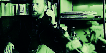 Este libro de Yannis Ritsos que veo en librerías y al momento compro y he de leer enseguida es un encuentro por muchas cosas, sí, ya así lo siento y digo aun antes de leerlo, aunque sé que su lectura ampliará el encuentro que siento es y hará que así aún más resuene como tal en el adentro