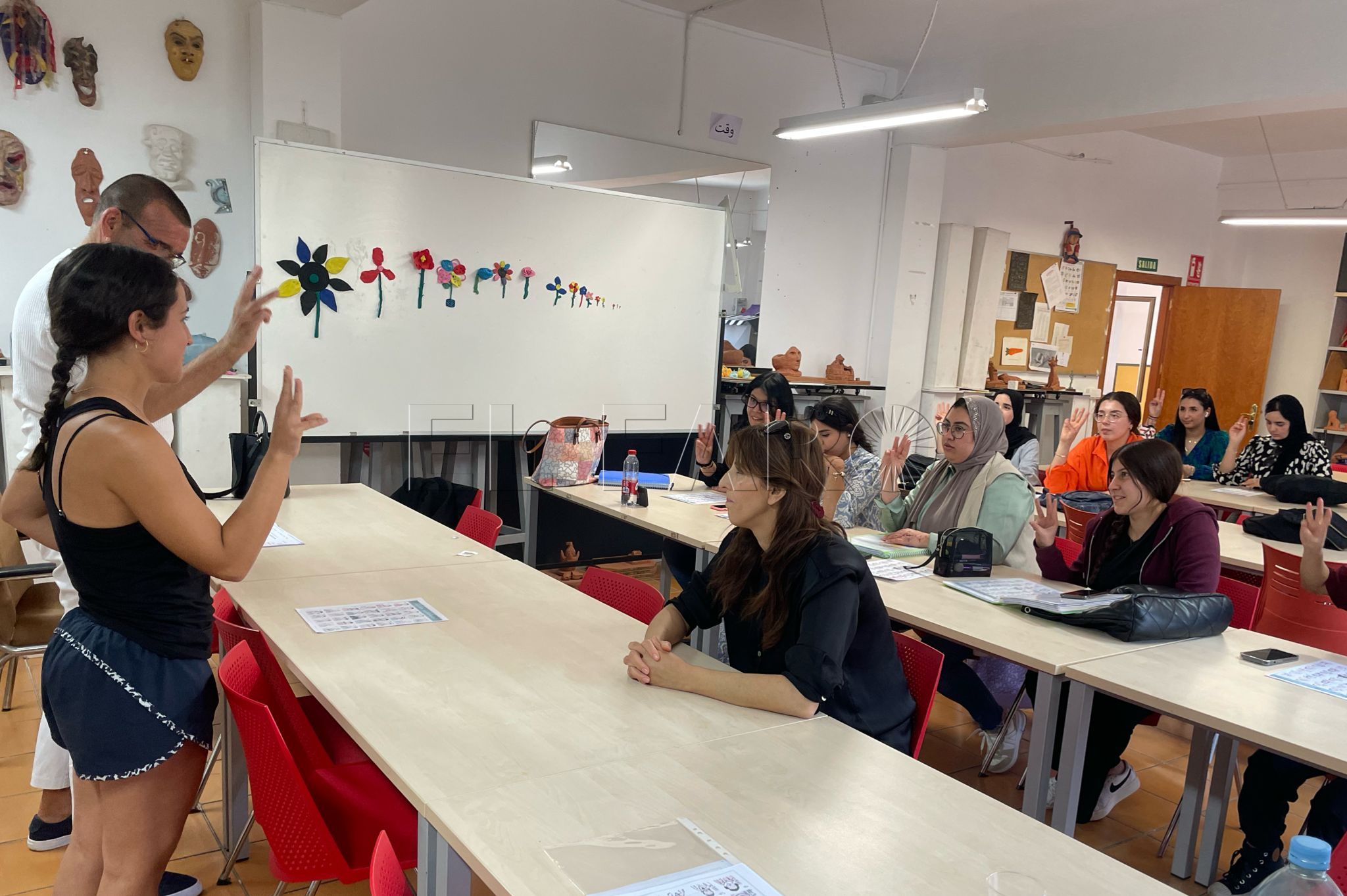 Unas 15 alumnas de la UGR se introducen en la lengua de signos con el taller de Asome