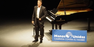 El pianista durante un concierto benéfico de Manos Unidas.