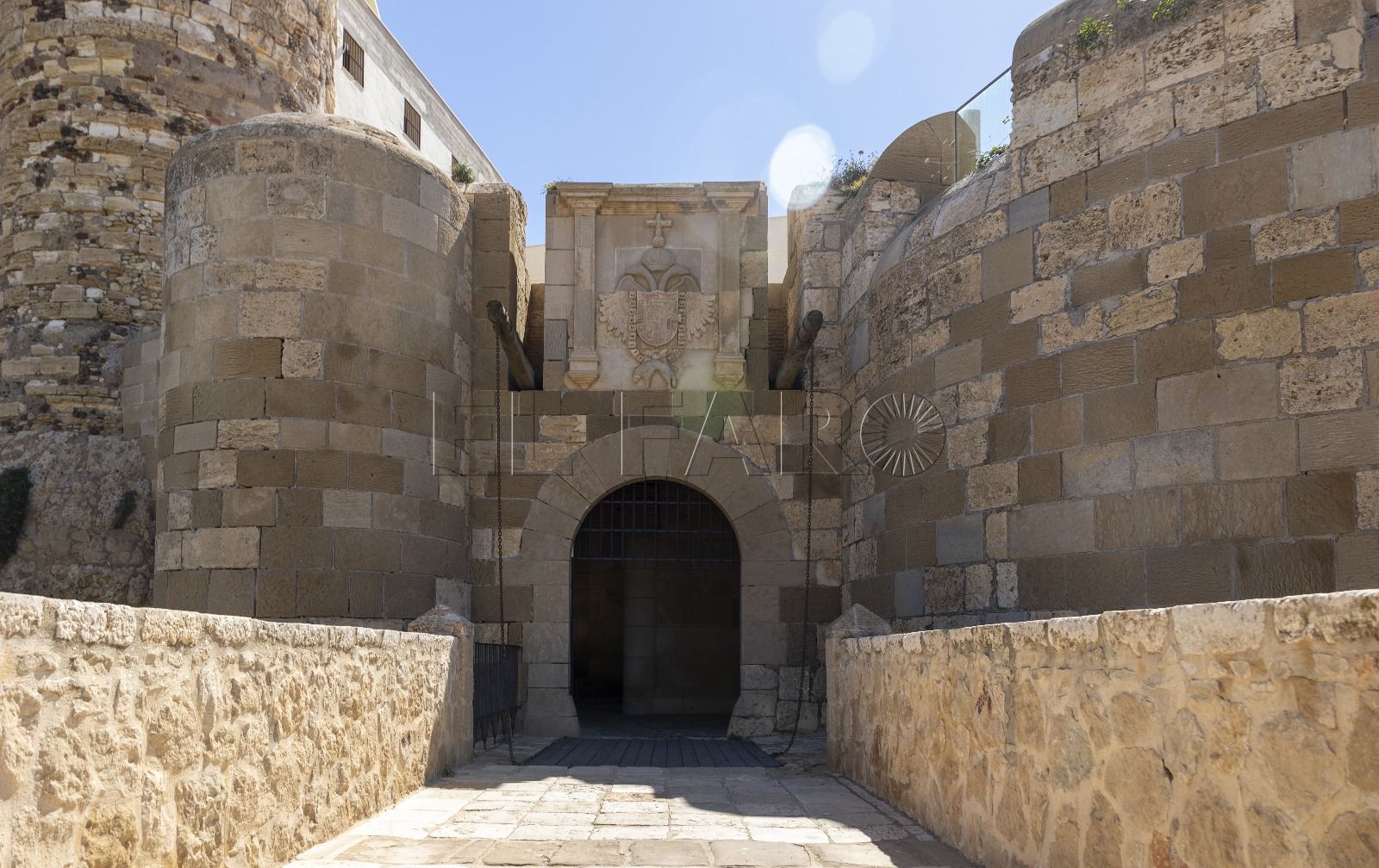 Puerta de Santiago: Un portal a la historia y la multiculturalidad de Melilla