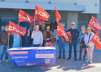 CCOO se concentra para exigir que los empleados de Decathlon cobren el plus de residencia