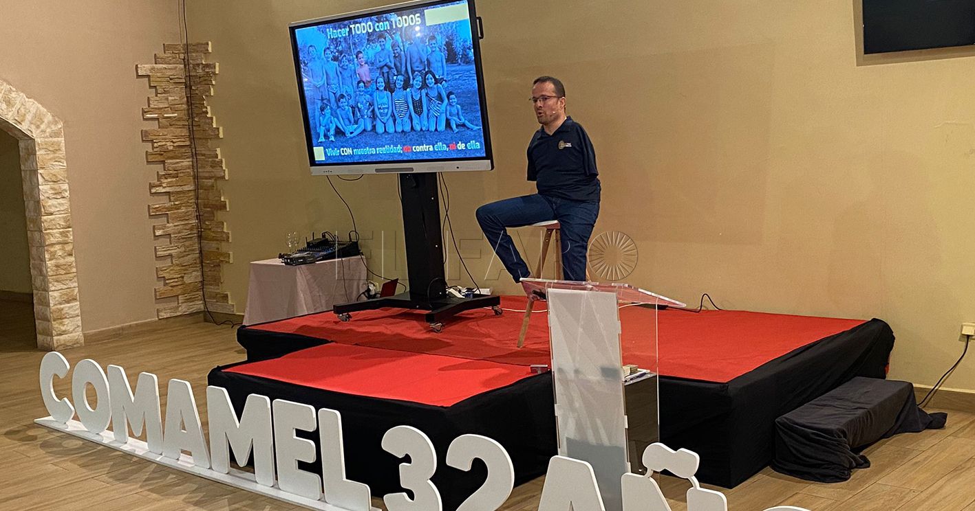 Comamel celebra su 32 aniversario con una charla del deportista paralímpico y periodista Javier Hernández