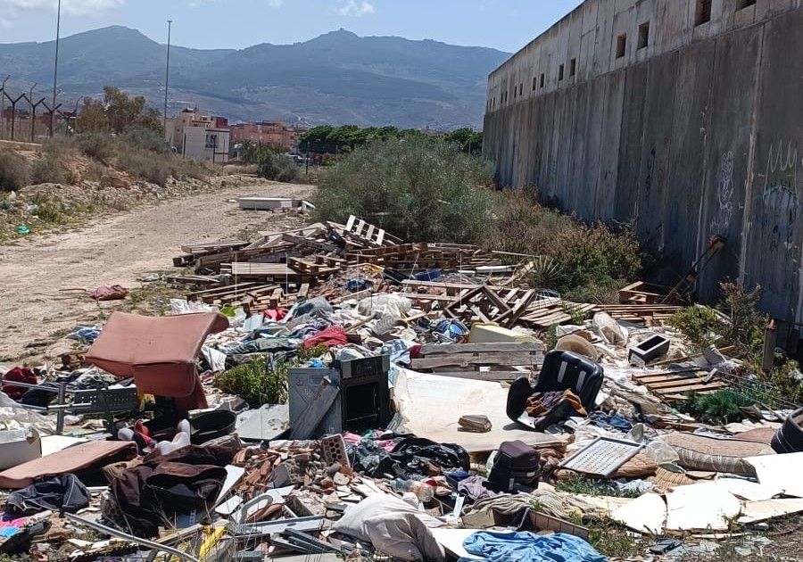 Guelaya denuncia que los antiguos depósitos son ahora un vertedero