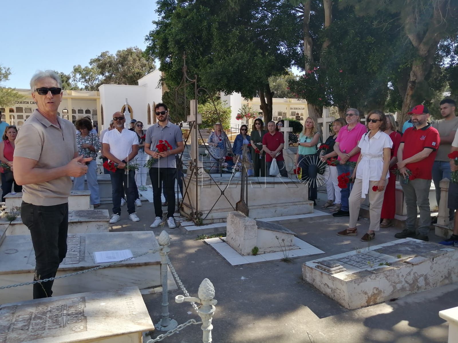 Un recorrido por las tumbas de las víctimas de "la barbarie franquista"