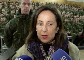 La ministra de Defensa española, Margarita Robles (c), ofrece declaraciones durante una visita a los militares españoles en la base de Adazi (Letonia) el pasado 4 de diciembre de 2023. EFE/ Jesús Bartolomé