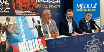 El consejero Miguel Ángel Fernández Bonnemaisón, junto al presidente de la FMB y un responsable de Caixabank.