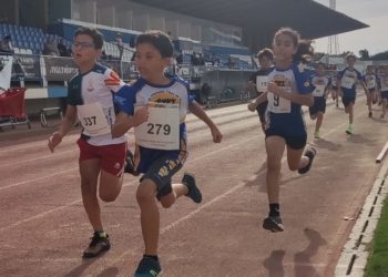 La competición escolar se está desarrollando en las pistas de atletismo del Estadio Municipal álvarez Claro’.