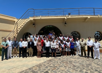 Foto de familia de las autoridades y los participantes, al finalizar la entrega de trofeos y el acto de clausura de la tercera edición que se disputó el pasado año 2023.